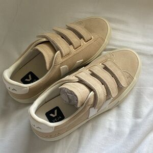 VEJA Recife Almond White Sneaker